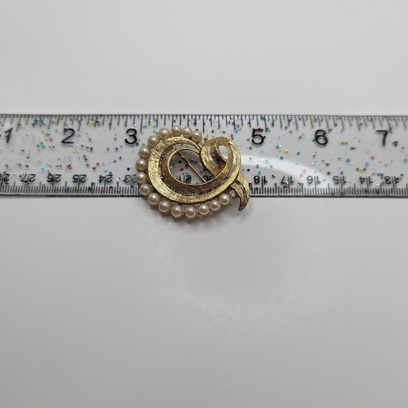 Vintage 1950s Gold Tone Ribbon with Simulated Pearls and Clear Rhinestones Pin - Picture 6 of 6